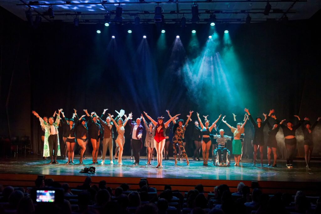 Veel performers die poseren tijdens Kabaresque, een event van The Cherry Dots